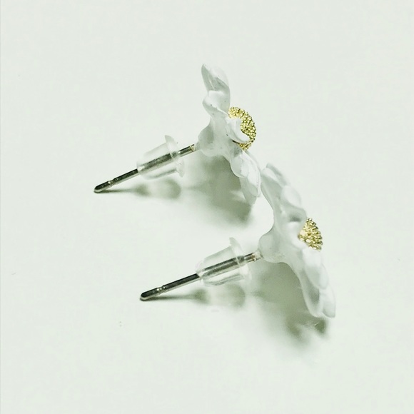 ⭐️HOST PICK⭐️ 18KT GOLD-PLATED Daisy Stud Earrings - Picture 5 of 12